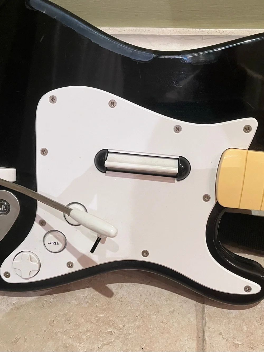 Guitar Hero Harmonix Fender Stratocaster Model 822151 strap tested PlayStation